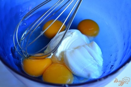 Яйца и маскарпоне смешать венчиком. Добавить щепотку соли.