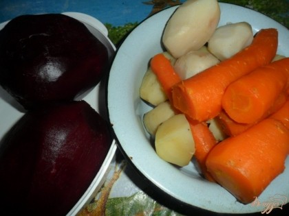 Картофель, морковь, свеклу отварить и почистить.