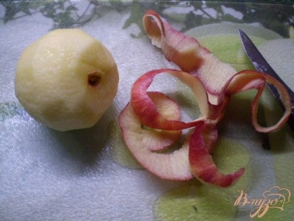 Яблочко очистите от кожуры.
