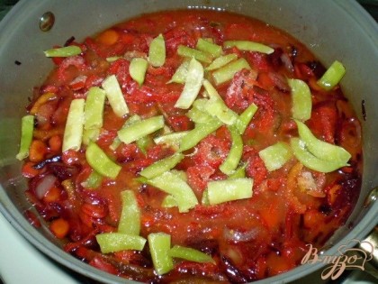 Влейте томат, добавьте болгарский перец, фасоль, тушите 10-12 минут. Соль и сахар по вкусу. Если используется томатная паста, то сахар не нужен.