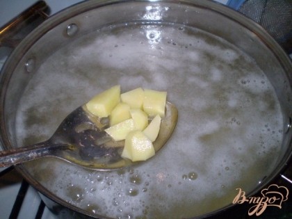 В кипящую воду кладем картофель. Варим 10 минут.