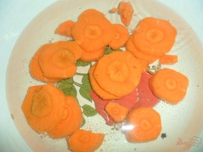 Морковь почистить, помыть и покрошить колечками, поставить варить, морковь варится немного дольше чем тыква, поэтому ее ставим раньше минут на 10.