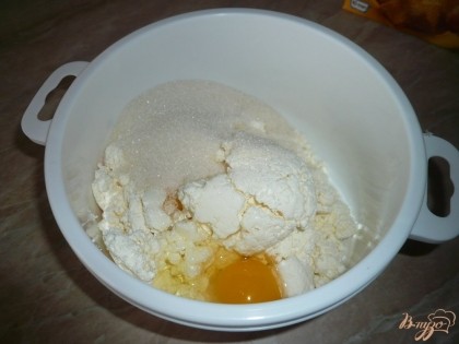 Добавляем к творогу половину мультистакана сахара и куриные яйца. По желанию, молотую корицу или ванильный сахар тоже можно добавить.