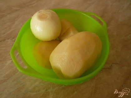 Для приготовления, кроме самого картофеля, понадобится репчатый лук, свежий укроп, соль, специи и растительное масло.