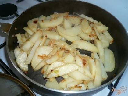 Когда картофель будет практически готов, добавляем соль, приправы по вкусу (у меня только черный молотый перец) и перемешиваем. Перемешивать картофель надо аккуратно, чтобы он не потерял форму. Укроп моем и мелко нарезаем. Вместо свежего укропа можно использовать замороженный и даже сушеный, только такой надо добавить к картофелю минут за пять до готовности.
