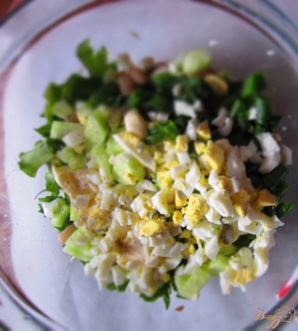 В миску выложить листья салата, огурцы, яйца и фасоль. Посолить, поперчить и заправить майонезом.