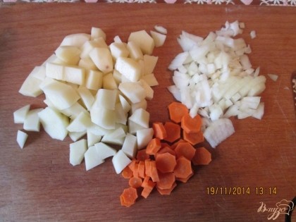 Картошечку порезать на кубики, морковку кружочками а лук просто измельчить. Бросим в кастрюлю морковку, через 5мин картофель.