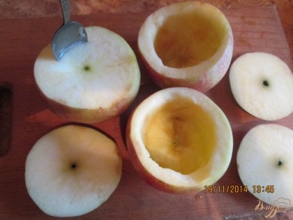 У яблока срезать верхушки и отложить. Вынуть из яблок сердцевину, оставив стенки толщиной около 1 см.
