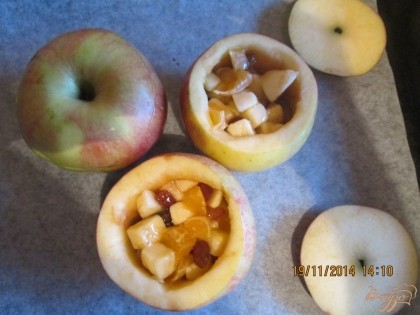 Противень застелить пергаментом. Яблока нафаршировать готовой начинкой накрыть яблочной крышечкой и отправить в духовку  запекаться на 30-40мин пр и 180С.