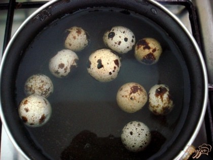 Отвариваем перепелиные яйца в течении 5 минут.