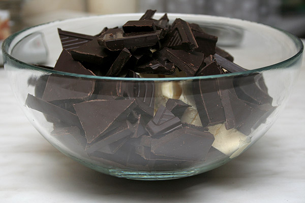 Разламываем темный шоколад (70% какао), масло нарезаем кусочками и кладем в миску.