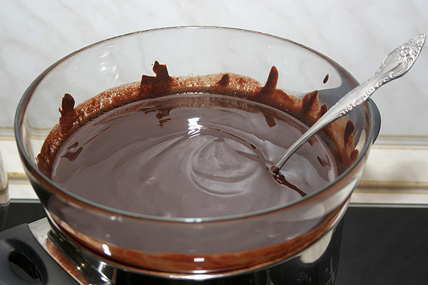 Растапливаем шоколад с маслом на паровой бане тщательно перемешивая.