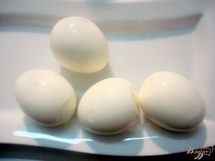 В первую очередь варим 4 яйца в течении 8 минут.