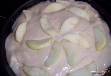 Сверху выложить оставшееся тесто, и выложить яблоки порезанные дольками.