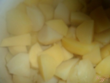 Картофель почистить, порезать на примерно одинаковые кусочки, посолить, залить водой и отварить до готовности. Воду слить.