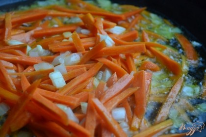 На растительном масле обжарить луковицу и морковь в течении 10 минут.