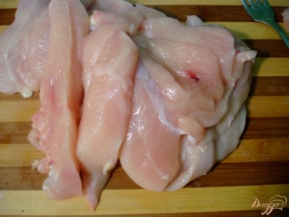 Куриное филе разрезаем на небольшие кусочки.
