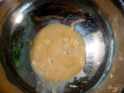 К чесноку выбиваем 2 небольших яйца, солим и перчим их. Растрёпываем вилкой.