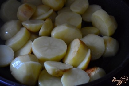 Картофель среднего размера  почистить и нарезать крупно.На сковороде с оливковым маслом обжарить  до румяного цвета.