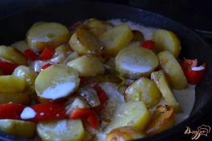 Добавить сливки, соль и специи по вкусу.Накрыть крышкой и потушить до готовности картофеля. На этой уйдет еще 10 минут.