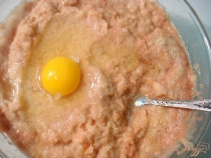 К натёртому картофелю добавляем яйцо, соль и перец. Муку не добавляю в драники никогда.