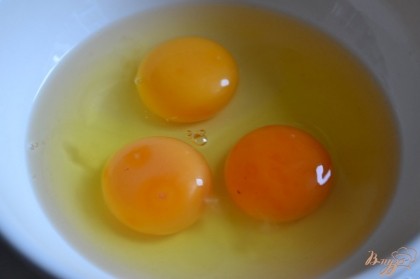 Яйца немного взбить и смешать со сливками и щепоткой соли.