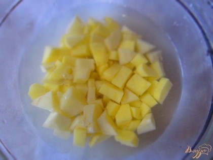 Картофель почистить и помыть. Нарезать кубиками, выложить в кастрюлю и залить холодной водой.