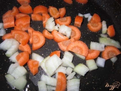 Лук можно просто мелко нарезать, а морковь либо натереть на терку, либо нарезать. В сковороде нагреть растительное масло и выложить луковые кусочки. Обжаривать около 2 минут, затем добавить морковь и жарить еще около 4 минут.