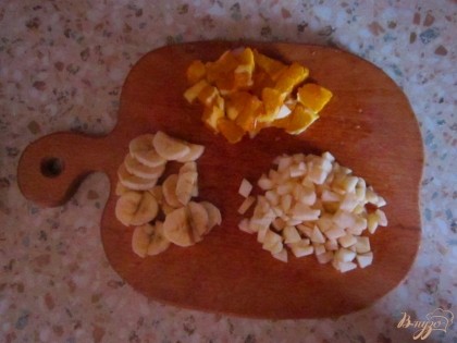 Моем яблочко,банан и апельсин. Затем, очищаем от кожуры. Апельсин, банан, яблоко нарезаем кусочками.