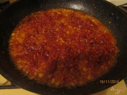 После добавления томатной пасты немного тушим и получается ароматная зажарка.