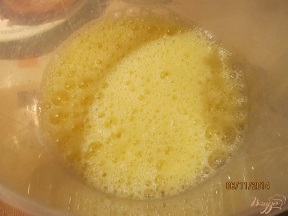 Для приготовления теста взбиваем яйца с сахаром и 1/2 чайной ложки соли.