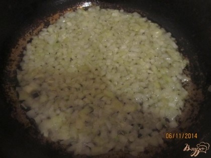 Для начинки нарезаем грибы, лук и вареное куриное филе. В сковороде на разогретом растительном масле сначала обжариваем лук.