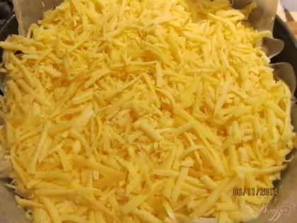 На тесто выкладываем твердый сыр.