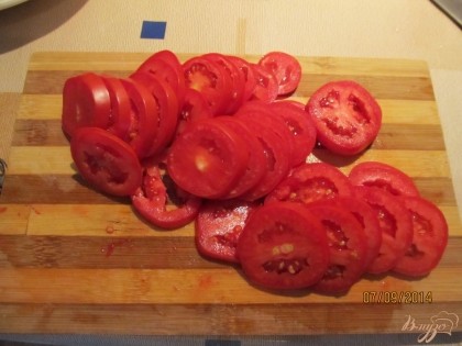 Пока жарятся кабачки нарезаем кружочками помидоры 3-4 мм)