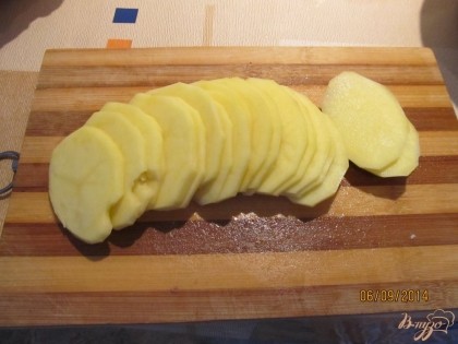 Очищенный картофель нарезаем кружочками толщиной не больше 5 мм.