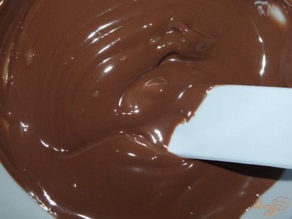 Затем нужно растопить 150 гр шоколада. Я это делаю в микроволновке (1 минута на максим. мощности). Шоколад брала молочный.