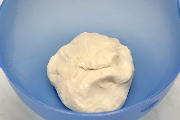 Вымешиваем тесто примерно 2−3 минуты, и накрыв пленкой или полотенцем ставим в теплое место на 40 минут.