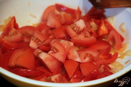 Добавить помидоры, нарезанные кубиком, тушить под крышкой  10 мин.
