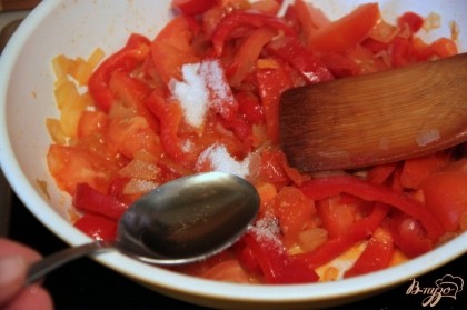 В сковороду к овощам добавить специи: сахар, уксус, зиру, карри, соль, перец, протушить 3-5 мин. В конце добавить бульон или воду