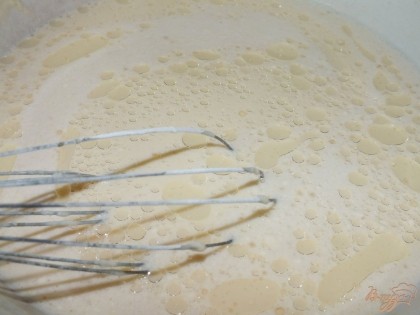 Взбить яйца с солью и сахаром. Добавить теплое молоко. Перемешать. Затем аккуратно ввести муку, постоянно мешая венчиком. Влить растительное масло.