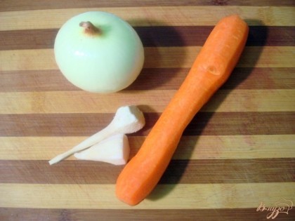 Морковь нарезаем полукольцами, лук кубиками, петрушку кольцами. Ставим их пассероваться на растительном масле