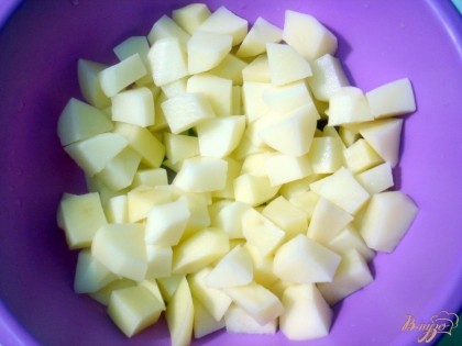 Картофель нарезаем кубиками и отправляем в бульон. Солим его и перчим.