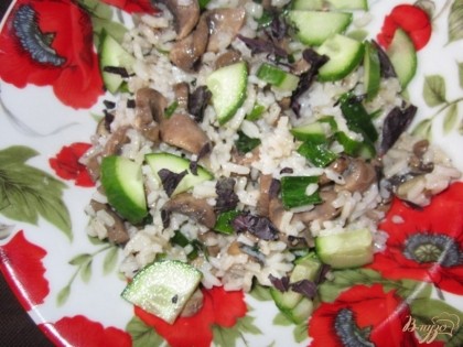 В тарелку выкладываем рис, грибы, добавляем нарезанный огурец и зеленый лук.Кладем майонез, соль перемешиваем.