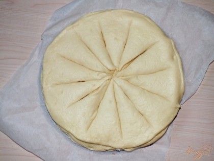 Затем с помощью ножа для пиццы делаем разрезы от центра, но не прорезаем край пирога.