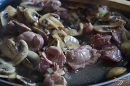 На сковороде с оливковым маслом обжарить луковицу (нарезать мелко) и грибы в течении 10 мин. Затем выложить желудочки конфи . Накрыть крышкой и потушить 5 мин. солим по вкусу.
