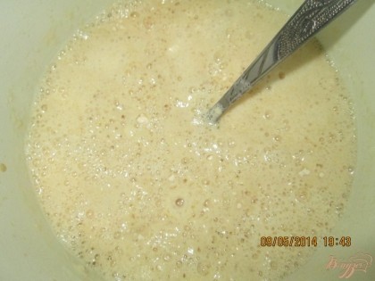 Дрожжи крошим, разводим теплым молоком.Затем добавляем сахар, соль, тщательно перемешиваем до растворения. Выливаем в массу слегка взбитые яйца и высыпаем просеянную муку. Перемешиваем.