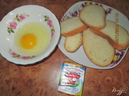 Нарезать 4 кусочка хлеба. Яйцо немного взбить венчиком, посолить и добавить молоко.