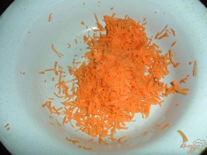 Морковку трем на мелкой терке.