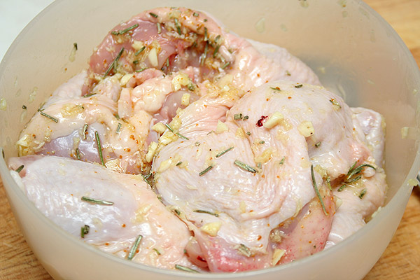 Натереть маринадом курицу и оставить на 30−40 минут при комнатной температуре. Лучше покупать бедро уже без кости, поэтому если у Вас с костью — рекомендую их извлечь.