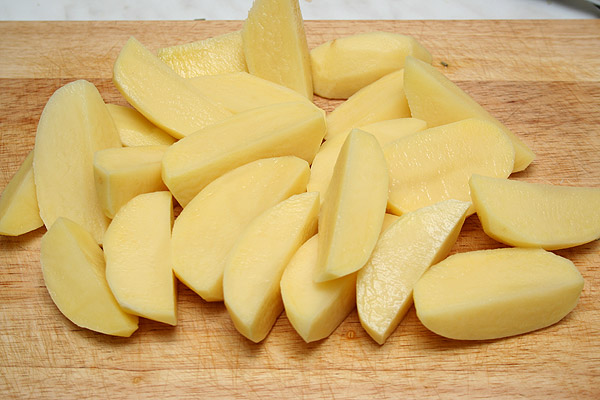 Картофель почистить и нарезать дольками.